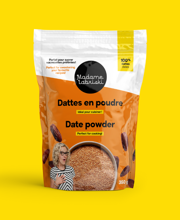 Dattes séchées et mises en poudre. Elles sont une alternative saine aux sucres raffinés conventionnels et permettent de bénéficier de tous les apports nutritionnels de la datte : vitamines, minéraux et fibres.