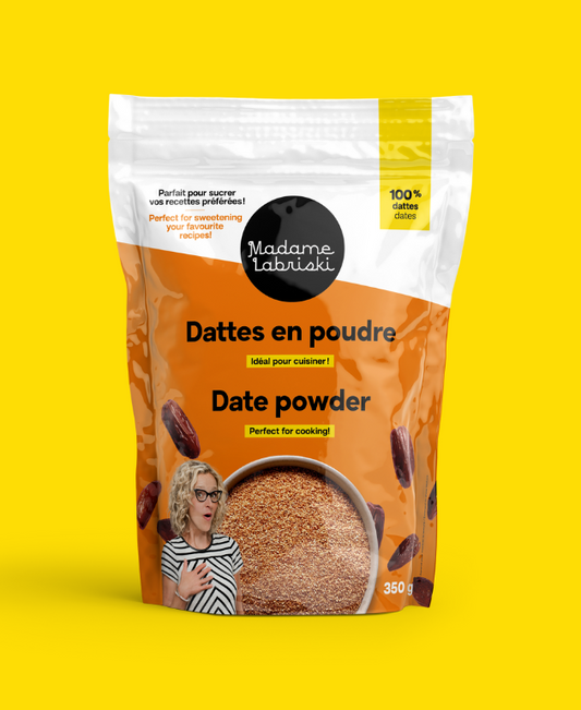 Dattes séchées et mises en poudre. Elles sont une alternative saine aux sucres raffinés conventionnels et permettent de bénéficier de tous les apports nutritionnels de la datte : vitamines, minéraux et fibres.
